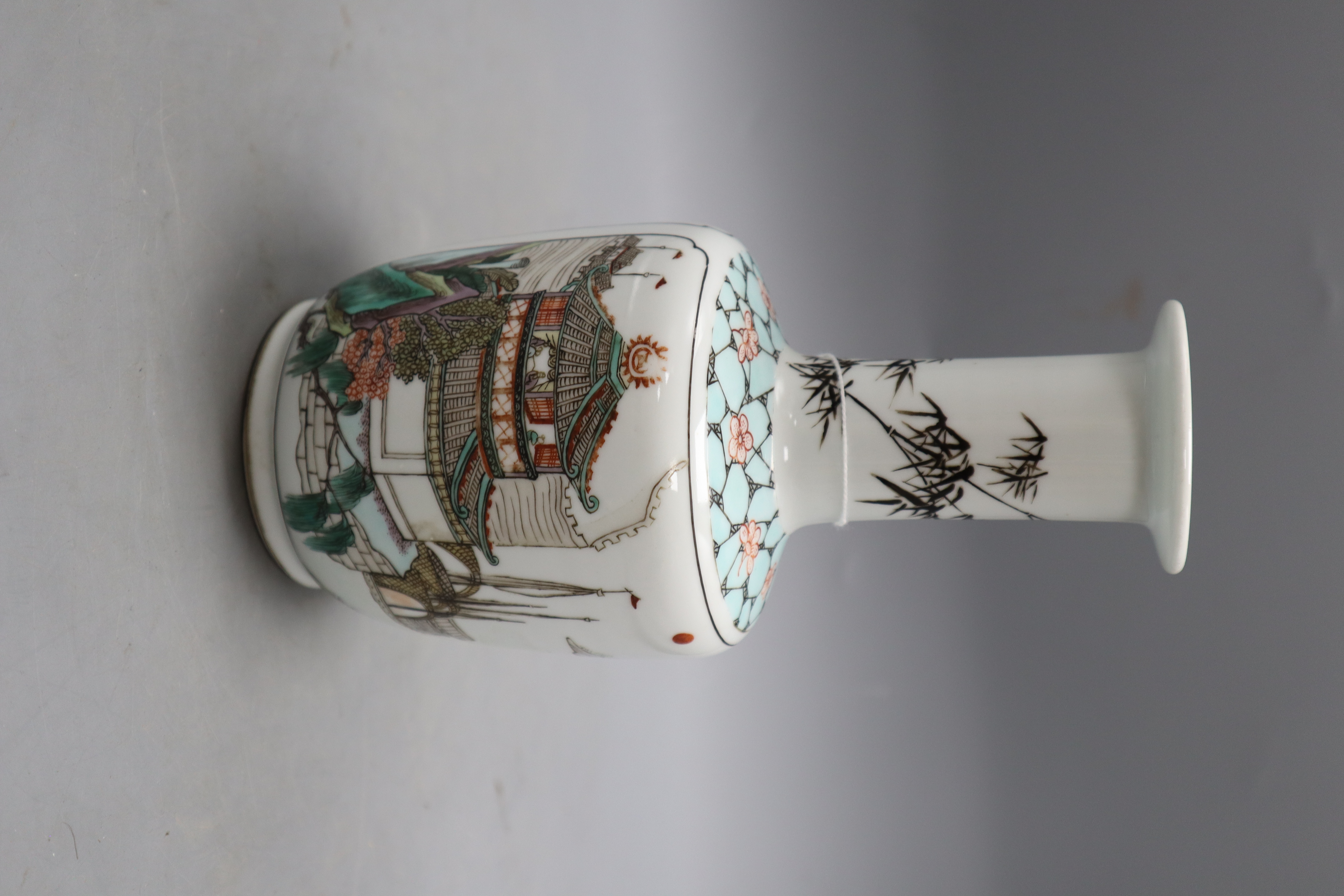 A Chinese famille verte vase inscribed with the Tang dynasty poem Kingtang Pavilion, height 20cm
